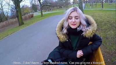 Swallows hot cum coigreach airson airgead - blowjob anns a 'phàirc le Eva Elfie